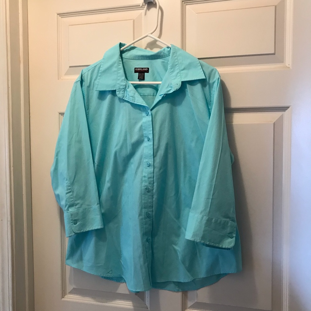 Light weight women’s blouse. Cotten spandex blend!